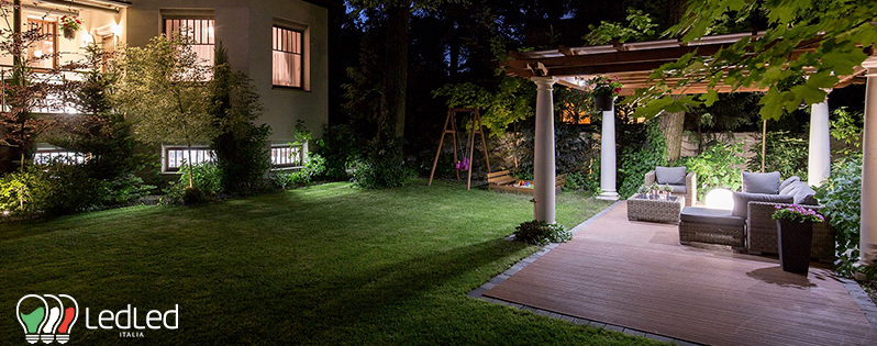 Come illuminare il giardino: consigli ed idee per risparmiare