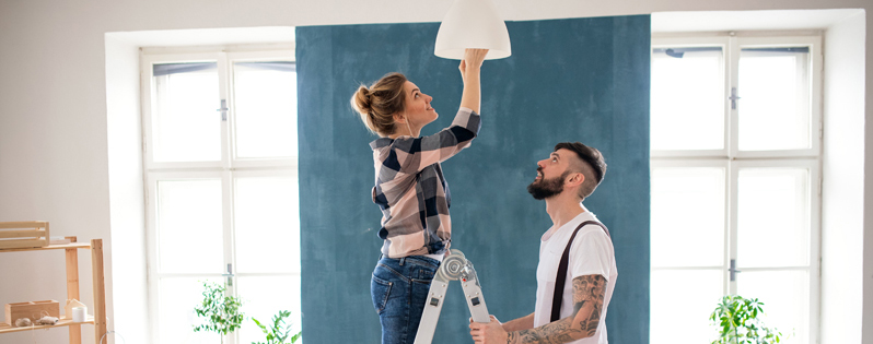 Come cambiare in totale sicurezza una lampadina