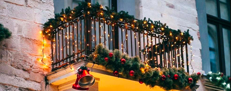 Come illuminare il balcone per natale: idee per addobbare il balcone di casa