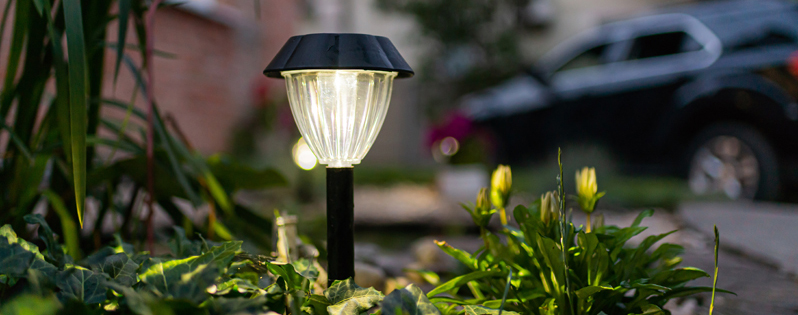 Perché scegliere le lampade solari per illuminare il giardino 