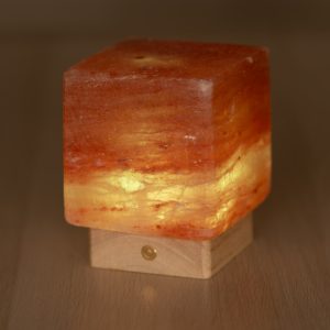 Foto principale Lampada di Sale Himalayano a batteria Rosa naturale a forma di Cubo 2Kg